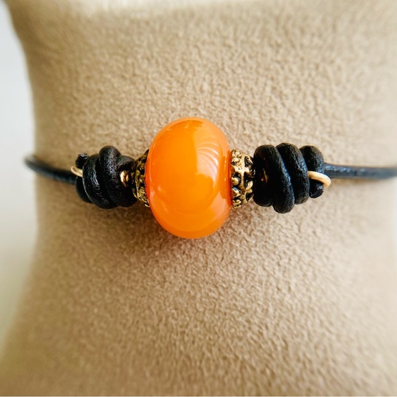 Yellow Tibetan Agate and Leather Bracelet - Picture 6 of 11